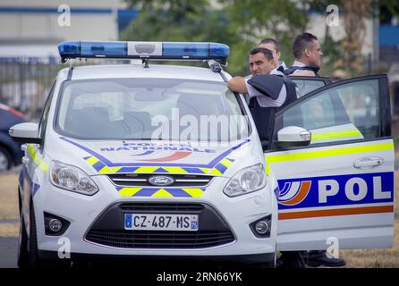 AKTUELLES ZEITGESCHEHEN Geiselnahme bei Paris (150713) -- PARIS, July 13, 2015 -- Police officers stand guard outside the site of a hostage helding in Paris, France, July 13, 2015. About 18 people have been evacuated from the shopping center where gunmen held employees hostage Monday morning in Villeneuve-la-Garenne, west Paris, police said. ) FRANCE-PARIS-HOSTAGE ChenxXiaowei PUBLICATIONxNOTxINxCHN   News Current events Hostage-taking at Paris 150713 Paris July 13 2015 Police Officers stand Guard outside The Site of a Hostage helding in Paris France July 13 2015 About 18 Celebrities have been Stock Photo