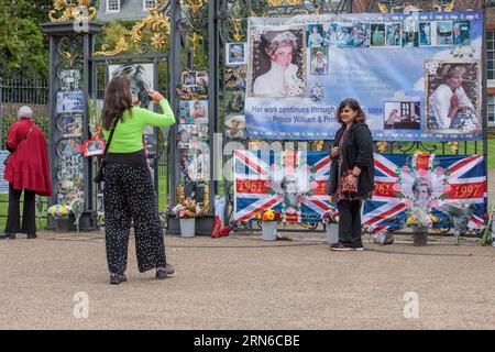 Kensington Palace, London, 31st August 2023.   Royal Fans and well-wishers have left floral tributes, banners, photos and cards at the gates of Kensington Palace, the former home of Diana, Princes of Wales in memory of the late 'Queen of Hearts' on the 26th Anniversary of her death.  The Princess was killed in a car crash in Paris on this day in 1997. Photo by Amanda Rose/Alamy Live News Stock Photo
