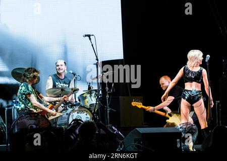 Amyl and the Sniffers – Amy Taylor and whole band – on the Mountain