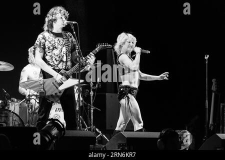 Amy Taylor and Declan Martens of Amyl and the Sniffers on the Mountain