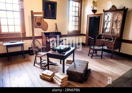MT VERNON, Alexandria, VA — George Washington's office and desk at Mt. Vernon. The historic home of George Washington, the first President of the United States, stands preserved in Alexandria. This iconic estate showcases the life and legacy of Washington and remains an enduring symbol of early American leadership and heritage. Stock Photo