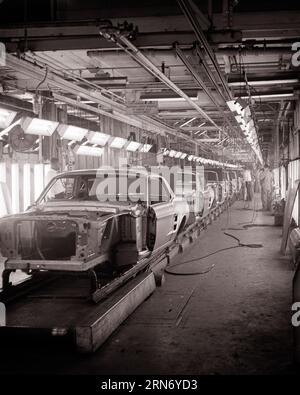 1960s FORD MUSTANG AUTOMOBILE CAR BODIES ON ASSEMBLY LINE EDISON ASSEMBLY OR METUCHEN ASSEMBLY PLANT NEW JERSEY USA - i5010 HAR001 HARS NJ 2004 CONCEPTUAL AUTOMOBILES STYLISH VEHICLES NEW JERSEY FORD MOTOR COMPANY PRECISION 1948 BLACK AND WHITE HAR001 OLD FASHIONED Stock Photo
