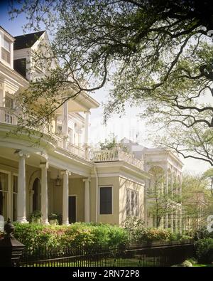 1990s GRAND VICTORIAN AND ITALIANTE HOMES MANSIONS ALONG ST. CHARLES AVENUE NEW ORLEANS LOUISIANA  - kr89669 GRD001 HARS STRUCTURES RESIDENCE ST. EDIFICE CHARLES DEEP SOUTH MANSIONS OLD FASHIONED Stock Photo