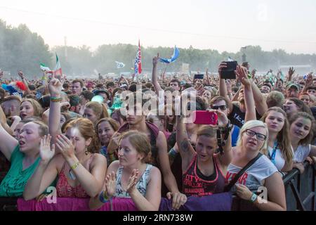 Festival-goers enjoy music in front of the main stage of the Sziget (Hungarian for Island ) Festival on the Obuda Island in Budapest, Hungary on Aug. 14, 2015. ) HUNGARY-BUDAPEST-SZIGET FESTIVAL AttilaxVolgyi PUBLICATIONxNOTxINxCHN   Festival goers Enjoy Music in Front of The Main Stage of The Sziget Hungarian for Iceland Festival ON The Obuda Iceland in Budapest Hungary ON Aug 14 2015 Hungary Budapest Sziget Festival ATTILAxVOLGYI PUBLICATIONxNOTxINxCHN Stock Photo
