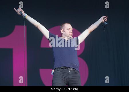 Tom Meighan, UK lead singer of rock band Kasabian, performs on the main stage of the Sziget (Hungarian for Island ) Festival on the Obuda Island in Budapest, Hungary on Aug. 14, 2015. ) HUNGARY-BUDAPEST-SZIGET FESTIVAL AttilaxVolgyi PUBLICATIONxNOTxINxCHN   Tom Meighan UK Lead Singer of Rock Tie Kasabian performs ON The Main Stage of The Sziget Hungarian for Iceland Festival ON The Obuda Iceland in Budapest Hungary ON Aug 14 2015 Hungary Budapest Sziget Festival ATTILAxVOLGYI PUBLICATIONxNOTxINxCHN Stock Photo