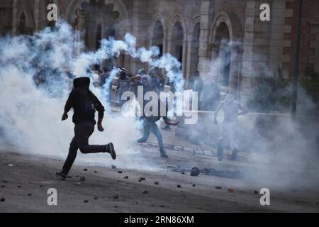 AKTUELLES ZEITGESCHEHEN Unruhen im Westjordanland (151009) -- BETHLEHEM, Oct 9, 2014 -- A Palestinian protester throws back a tear gas canister at Israeli soldiers during clashes with Israeli soldiers in the West Bank city of Bethlehem on Oct. 9, 2015. Seven Palestinians including a woman was killed in Israel, and more than 45 injured in the clashes that broke out on Friday in both the West Bank and the Gaza Strip between Israeli soldiers and angry Palestinian young men, medics and officials said. )(azp) MIDEAST-BETHLEHEM-CLASHES LuayxSababa PUBLICATIONxNOTxINxCHN   News Current events Unrest Stock Photo