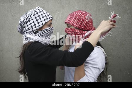 AKTUELLES ZEITGESCHEHEN Unruhen im Westjordanland (151009) -- RAMALLAH, Oct. 9, 2015 -- A Masked Palestinian girl helps another one to cover her face, during clashes with Israeli soldiers in Beit El on the outskirts of the West Bank city of Ramallah, on October 9, 2015. Medics reported that 6 protesters injured with live ammunition, other 20 with rubber bullets. ) (azp) MIDEAST-RAMALLAH-CLASHES FadixArouri PUBLICATIONxNOTxINxCHN   News Current events Unrest in West Jordan 151009 Ramallah OCT 9 2015 a Masked PALESTINIAN Girl Helps Another One to Cover her Face during clashes With Israeli Soldie Stock Photo