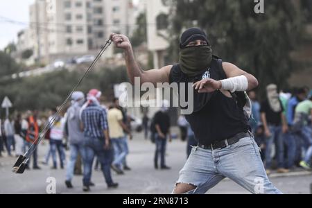 AKTUELLES ZEITGESCHEHEN Unruhen im Westjordanland (151009) -- RAMALLAH, Oct. 9, 2015 -- A Palestinian protester hurls stones at Israeli soldiers, during clashes in Beit El on the outskirts of the West Bank city of Ramallah, on October 9, 2015. Medics reported that 6 protesters injured with live ammunition, other 20 with rubber bullets. ) (azp) MIDEAST-RAMALLAH-CLASHES FadixArouri PUBLICATIONxNOTxINxCHN   News Current events Unrest in West Jordan 151009 Ramallah OCT 9 2015 a PALESTINIAN protester Hurle Stones AT Israeli Soldiers during clashes in Beit El ON The outskirts of The WEST Bank City o Stock Photo