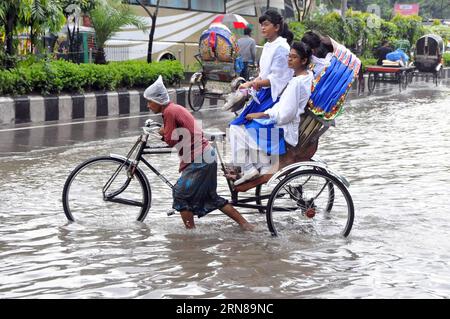 AKTUELLES ZEITGESCHEHEN Überschwemmungen in Bangladesch (151013) -- DHAKA, Oct. 13, 2015 -- A rickshaw driver takes passengers through a flooded street in Dhaka, capital of Bangladesh, Oct. 13, 2015. Dhaka suffered severe flooding on Tuesday following torrential overnight rain. ) BANGLADESH-DHAKA-WEATHER SharifulxIslam PUBLICATIONxNOTxINxCHN   News Current events Flooding in Bangladesh  Dhaka OCT 13 2015 a rickshaw Driver Takes Passengers Through a flooded Street in Dhaka Capital of Bangladesh OCT 13 2015 Dhaka suffered severe flooding ON Tuesday following torrential Overnight Rain Bangladesh Stock Photo