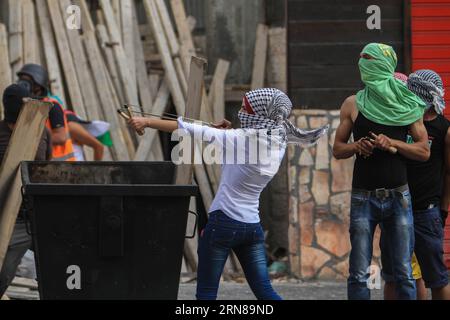 AKTUELLES ZEITGESCHEHEN Unruhen im Westjordanland (151014) -- BETHLEHEM,   A Palestinian protester shoots stones with a slingshot at Israeli soldiers during clashes in the West Bank city of Bethlehem on Oct. 13, 2015. ) MIDEAST-BETHLEHEM-CLASHES LuayxSababa PUBLICATIONxNOTxINxCHN   News Current events Unrest in West Jordan 151014 Bethlehem a PALESTINIAN protester Shoots Stones With a Slingshot AT Israeli Soldiers during clashes in The WEST Bank City of Bethlehem ON OCT 13 2015 Mideast Bethlehem clashes LuayxSababa PUBLICATIONxNOTxINxCHN Stock Photo