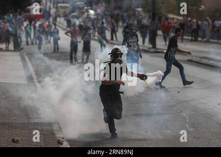 AKTUELLES ZEITGESCHEHEN Unruhen im Westjordanland (151014) -- BETHLEHEM,   A Palestinian protester throws back a tear gas canister at Israeli soldiers during clashes in the West Bank city of Bethlehem on Oct. 13, 2015. ) MIDEAST-BETHLEHEM-CLASHES LuayxSababa PUBLICATIONxNOTxINxCHN   News Current events Unrest in West Jordan 151014 Bethlehem a PALESTINIAN protester throws Back a Tear Gas canister AT Israeli Soldiers during clashes in The WEST Bank City of Bethlehem ON OCT 13 2015 Mideast Bethlehem clashes LuayxSababa PUBLICATIONxNOTxINxCHN Stock Photo