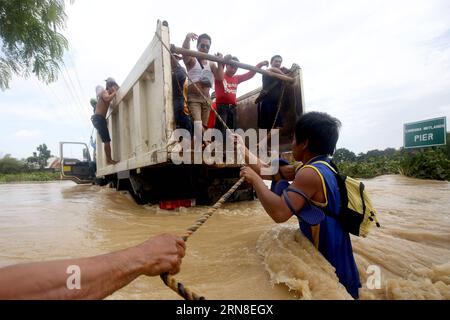 (151020) -- PAMPANGA PROVINCE, Oct. 20, 2015 -- Residents try to board a truck to avoid a flooded road due to Typhoon Koppu in Pampanga Province, the Philippines, Oct. 20, 2015. ) PHILIPPINES-PAMPANGA PROVINCE-TYPHOON KOPPU-FLOOD Stringer PUBLICATIONxNOTxINxCHN   Pampanga Province OCT 20 2015 Residents Try to Board a Truck to avoid a flooded Road Due to Typhoon Koppu in Pampanga Province The Philippines OCT 20 2015 Philippines Pampanga Province Typhoon Koppu Flood Stringer PUBLICATIONxNOTxINxCHN Stock Photo