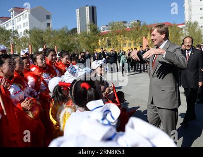 (151027) -- XI AN, Oct. 27, 2015 -- King of the Netherlands Willem-Alexander talks with waist drum performers in Ansai County in Yan an, northwest China s Shaanxi Province, Oct. 27, 2015. Willem-Alexander arrived in Yan an Tuesday for a visit. ) (yxb) CHINA-YAN AN-DUTCH KING-VISIT(CN) LixYibo PUBLICATIONxNOTxINxCHN   Xi to OCT 27 2015 King of The Netherlands Willem Alexander Talks With waist Drum Performers in Ansai County in Yan to Northwest China S Shaanxi Province OCT 27 2015 Willem Alexander arrived in Yan to Tuesday for a Visit yxb China Yan to Dutch King Visit CN LixYibo PUBLICATIONxNOTx Stock Photo