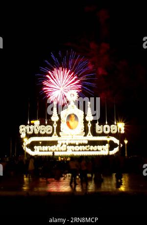 (151029) -- PHNOM PENH, Oct. 29, 2015 -- People watch fireworks show in Phnom Penh, Cambodia, Oct. 29, 2015. Fireworks were shot into the sky over Tonle Sap River in front of the capital s Royal Palace on Thursday night to celebrate the 11th anniversary of King Norodom Sihamoni s coronation. ) CAMBODIA-PHNOM PENH-KING-CORONATION-ANNIVERSARY-CELEBRATION Sovannara PUBLICATIONxNOTxINxCHN   Phnom Penh OCT 29 2015 Celebrities Watch Fireworks Show in Phnom Penh Cambodia OCT 29 2015 Fireworks Were Shot into The Sky Over Tonle SAP River in Front of The Capital S Royal Palace ON Thursday Night to Celeb Stock Photo