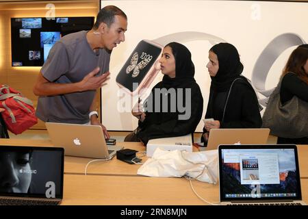 (151029) -- DUBAI, Oct. 29, 2015 -- Customers talk to a shopping assistant (L) in an Apple Store during its opening day at a shopping mall in Dubai, United Arab Emirates, Oct. 29, 2015. Apple has opened its first retail stores in the Middle East with two shops in the United Arab Emirates. The two new stores for the Cupertino, California-based technology giant are in Dubai s Mall of the Emirates and Abu Dhabi s Yas Mall. ) UAE-DUBAI-TECHNOLOGY-APPLE LixZhen PUBLICATIONxNOTxINxCHN   Dubai OCT 29 2015 customers Talk to a Shopping Assistant l in to Apple Store during its Opening Day AT a Shopping Stock Photo