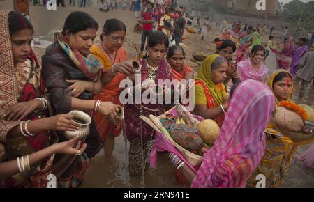 (151117) -- BARAKAR, Nov. 17, 2015 -- Indian Hindu devotees offer prayers to the sun during the Chhath festival at Damodar river in Barakar, some 230km away from Kolkata, capital of eastern Indian state West Bengal, Nov. 17, 2015. Chhath festival is an ancient Hindu festival during which homage is paid to the sun and water Gods eight days after Diwali, for the longevity and prosperity of family members. ) INDIA-BARAKAR-CHHATH FESTIVAL TumpaxMondal PUBLICATIONxNOTxINxCHN   Nov 17 2015 Indian Hindu devotees OFFER Prayers to The Sun during The Chhath Festival AT Damodar River in  Some adult birds Stock Photo