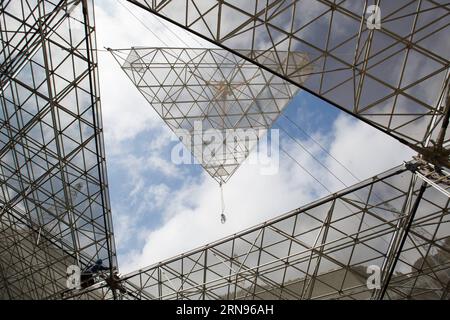 Bau des weltgrößten Radioteleskops in China  --  A piece of reflector of China s single-aperture spherical telescope FAST is seen as the project is under construction in Qiannan of southwest China s Guizhou Province, Nov. 21, 2015. When it is completed in 2016, the five hundred meter aperture spherical telescope (FAST) will be the world s largest, overtaking Puerto Rico s Arecibo Observatory, which is 300 meters in diameter. ) (zhs) CHINA-GUIZHOU-FAST-TELESCOPE (CN) JinxLiwang PUBLICATIONxNOTxINxCHN   Construction the world Radio telescope in China a Piece of reflector of China S Single Apertu Stock Photo