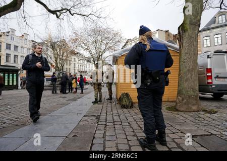 Terrorwarnung in Brüssel: Sicherheitskräfte auf den Straßen (151121)-- BRUSSELS, Nov. 21, 2015 -- Belgian soldiers and police patrol in Brussels, capital of Belgium, on Nov. 21, 2015. The terror threat level in the Brussels region was increased to maximum on Saturday because authorities received information on the risk of an attack similar to Paris, Belgian Prime Minister Charles Michel told a press conference. ) BELGIUM-BRUSSELS-TERRORIST THREAT ALERT-HIGHEST ZhouxLei PUBLICATIONxNOTxINxCHN   Terror warning in Brussels Security forces on the Roads 151121 Brussels Nov 21 2015 Belgian Soldiers Stock Photo