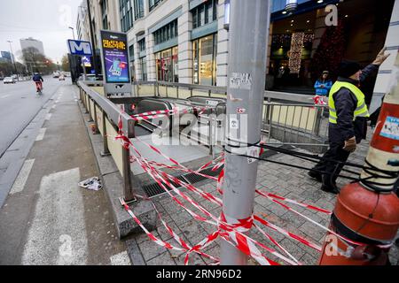 Terrorwarnung in Brüssel: Sicherheitskräfte auf den Straßen (151121)-- BRUSSELS, Nov. 21, 2015 -- A subway personnel explains to people outside a closed subway station in Brussels, capital of Belgium, on Nov. 21, 2015. The terror threat level in the Brussels region was increased to maximum on Saturday because authorities received information on the risk of an attack similar to Paris, Belgian Prime Minister Charles Michel told a press conference. ) BELGIUM-BRUSSELS-TERRORIST THREAT ALERT-HIGHEST ZhouxLei PUBLICATIONxNOTxINxCHN   Terror warning in Brussels Security forces on the Roads 151121 Bru Stock Photo