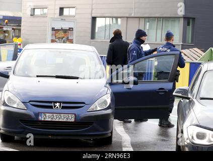 Terrorwarnung in Brüssel: Sicherheitskräfte auf den Straßen -- Police check a car at the Brussels Internatinal Airport at Zaventem in Brussels, capital of Belgium, Nov. 21, 2015. The terror threat level in the Brussels region was increased to maximum on Saturday because authorities received information on the risk of an attack similar to Paris, Belgian Prime Minister Charles Michel told a press conference. ) BELGIUM-BRUSSELS-TERRORIST THREAT ALERT-HIGHEST YexPingfan PUBLICATIONxNOTxINxCHN   Terror warning in Brussels Security forces on the Roads Police Check a Car AT The Brussels Internatinal Stock Photo