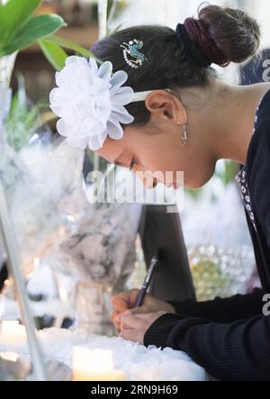 San Bernardino: Muslime gedenken der Opfer (151206) -- SAN BERNARDINO, Dec. 6, 2015 -- Byane Barakat, a local Muslim girl, attends a gathering to mourn victims who were killed in the recent deadly shooting incident in Islamic Community Center in Loma Linda, San Bernardino, California, United States, Dec. 6, 2015. ) U.S.-CALIFORNIA-SAN BERNARDINO-SHOOTING-VICTIMS-MUSLIMS-MOURNING YangxLei PUBLICATIONxNOTxINxCHN   San Bernardino Muslims Remembrance the Victims 151206 San Bernardino DEC 6 2015  Barakat a Local Muslim Girl Attends a Gathering to Morne Victims Who Were KILLED in The Recent Deadly S Stock Photo