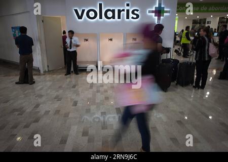 Mexiko: Flugzeug nach Bombendrohung evakuiert (151208) -- MEXICO CITY, Dec. 8, 2015 -- Passengers walk past the baggage check area of Volaris airline, in the Mexico City s International Airport, in Mexico City, capital of Mexico, on Dec. 8, 2015. According to local press, a plane with 179 passengers aboard was evacuated on Tuesday at the Mexico City airport due to a bomb threat. It was determined that there is no explosive device after executing the established security protocols. ) (rtg) (ah) MEXICO-MEXICO CITY-SECURITY-AIRPLANE PedroxMera PUBLICATIONxNOTxINxCHN   Mexico Aircraft after Bomb t Stock Photo