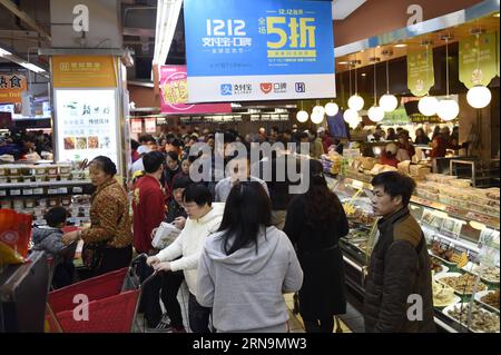 (151212) -- HANGZHOU, Dec. 12, 2015 -- A supermarket is crammed with customers in Hangzhou, capital of east China s Zhejiang Province, Dec. 12, 2015. China s largest online payment platform Alipay and Koubei.com, both belongs to Alibaba Group, joined hands to promote an offline sales promotion, in which customers are entitled to enjoy discount with payment by Alipay. More than 300,000 offline merchants at home and abroad took part in the event. ) (lfj) CHINA-ALIBABA-OFFLINE PROMOTION (CN) JuxHuanzong PUBLICATIONxNOTxINxCHN   151212 Hangzhou DEC 12 2015 a Supermarket IS crammed With customers i Stock Photo