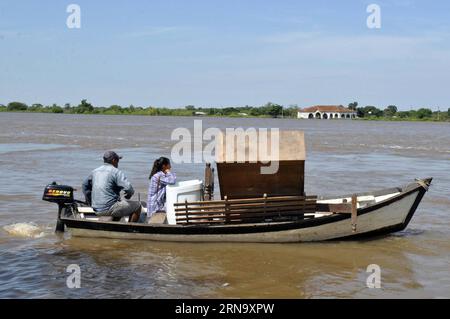 Bilder des Tages Überschwemmungen in Paraguay (151223) -- ASUNCION, Dec. 23, 2015 -- Image provided by shows people moving their belongings on a boat in Asuncion, Paraguay, on Dec. 23, 2015. The intendant of Asuncion Mario Ferreiro described on Wednesday as humanitarian tragedy the flood that suffers the Paraguayan capital, where approximatelly 100,000 people have been evacuated. Ferreiro said that Asuncion lives moments of crisis because this is the worst flood in the last 20 years. ) (jp) (ah) PARAGUAY-ASUNCION-ENVIRONMENT-FLOOD ABCxCOLOR PUBLICATIONxNOTxINxCHN   Images the Day Flooding in P Stock Photo