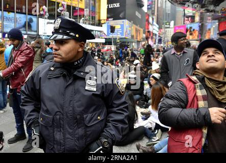(151231) -- NEW YORK, Dec. 31, 2015 -- Police officers stand guard at ...