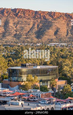 Looking over central Alice Springs in the late afternoon from ANZAC Hill to the Supreme Court building designed by Darwin architects Bell Gabbert Stock Photo