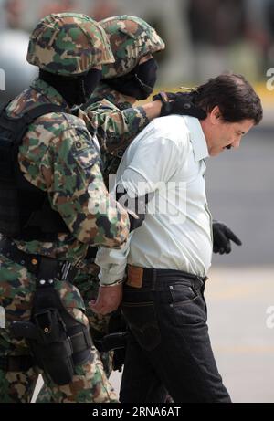 Drogenboss El Chapo Guzman in Mexiko gefasst  -- MEXICO CITY  -- File photo taken on Feb. 22, 2014 shows members of Mexican Navy guarding Joaquin Guzman Loera (R), alias El Chapo , during his presentation to media in Mexico City, capital of Mexico. Fugitive drug kingpin Joaquin El Chapo Guzman has been recaptured months after his prison escape, President Enrique Pena Nieto said on Jan. 8, 2016. ) (fnc) MEXICO-MEXICO CITY-GUZMAN LOERA-RECAPTURE DavidxdexlaxPaz PUBLICATIONxNOTxINxCHN   Drugs boss El Chapo Guzman in Mexico focus Mexico City File Photo Taken ON Feb 22 2014 Shows Members of MEXICAN Stock Photo