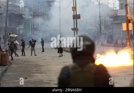 Ausschreitungen nach Freitagsgebet in Srinagar, Kashmir (160108) -- SRINAGAR, Jan. 8, 2016 -- A tear gas shell explodes near Kashmiri protesters as they clash with Indian police and paramilitary troopers in Srinagar, summer capital of Indian-controlled Kashmir, Jan. 8, 2016. Indian Police fired dozens of tear smoke shells and rubber bullets to disperse Kashmiri protesters who gathered after Friday afternoon prayers and staged a protest against Indian rule in Indian-controlled Kashmir. ) KASHMIR-SRINAGAR-CLASHES JavedxDar PUBLICATIONxNOTxINxCHN   Riots after Friday prayer in Srinagar Kashmir 16 Stock Photo
