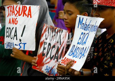 Protest vor US-Botschaft in Manila (160114) -- MANILA, Jan. 14, 2016 -- Activists hold placards during a protest rally in front of the U.S. Embassy in Manila, the Philippines, Jan. 14, 2016. The activists are calling for an end to the Enhanced Defense Cooperation Agreement (EDCA) after the Philippine Supreme Court decided that the Philippines defense cooperation deal with the United States is constitutional and does not need the concurrence of the Senate. ) (zjy) PHILIPPINES-MANILA-ANTI-EDCA-PROTEST RouellexUmali PUBLICATIONxNOTxINxCHN   Protest before U.S. Embassy in Manila 160114 Manila Jan Stock Photo