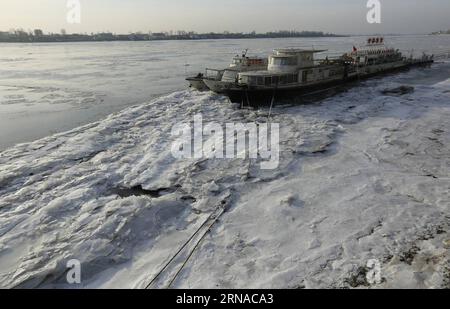 (160120) -- DANDONG, Jan. 20, 2016 -- Photo taken on Jan. 20, 2016 shows the boats near the Yalu River Broken Bridge trapped by thick ice in Dandong, northeast China s Liaoning Province. Continuous chilling weather brought serious freeze-up to the Yalu River. ) (msq) CHINA-DANDONG-YALU RIVER-FREEZE-UP (CN) QixWanpeng PUBLICATIONxNOTxINxCHN   160120 Dandong Jan 20 2016 Photo Taken ON Jan 20 2016 Shows The Boats Near The Yalu River Broken Bridge Trapped by Thick ICE in Dandong Northeast China S Liaoning Province continuous chilling Weather BROUGHT Serious Freeze up to The Yalu River msq China Da Stock Photo