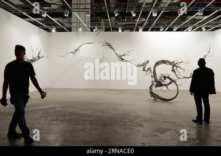 (160120) -- SINGAPORE, Jan. 20, 2016 -- Visitors view an artwork during the preview of Art Stage Singapore at the Marina Bay Sands Expo and Convention Centre, Singapore, Jan. 20, 2016. The exhibition will officially open on Jan. 21. ) SINGAPORE-ART EXHIBITION-PREVIEW ThenxChihxWey PUBLICATIONxNOTxINxCHN   160120 Singapore Jan 20 2016 Visitors View to Artwork during The Preview of Art Stage Singapore AT The Marina Bay Sands EXPO and Convention Centre Singapore Jan 20 2016 The Exhibition will officially Open ON Jan 21 Singapore Art Exhibition Preview ThenxChihxWey PUBLICATIONxNOTxINxCHN Stock Photo