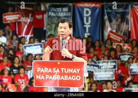 Philippinen: Rodrigo Duterte Demonstration in Manila (160209) -- MANILA, Feb. 9, 2016 -- Presidential candidate Davao City Mayor Rodrigo Duterte speaks during his campaign in Manila, the Philippines, Feb. 9, 2016. The 90-day campaign period for the national candidates in the Philippine May elections officially starts Tuesday.) PHILIPPINES-NATIONAL ELECTION-CAMPAIGN Stringer PUBLICATIONxNOTxINxCHN   Philippines Rodrigo Duterte Demonstration in Manila  Manila Feb 9 2016 Presidential Candidate Davao City Mayor Rodrigo Duterte Speaks during His Campaign in Manila The Philippines Feb 9 2016 The 90 Stock Photo