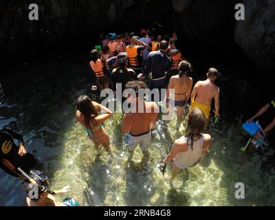 (160218) -- PALAWAN PROVINCE, Feb. 18, 2016 -- Vacationers flock to the Secret Lagoon , a popular tourist spot in Palawan Province, the Philippines, Feb. 18, 2016. Tourism revenues are expected to reach 6.5 billion U.S. dollars from the arrivals of six million foreign visitors in 2016 according to the Philippine Department of Tourism. ) PHILIPPINES-PALAWAN PROVINCE-TOURISM RouellexUmali PUBLICATIONxNOTxINxCHN   Palawan Province Feb 18 2016 vacationers Flock to The Secret Lagoon a Popular Tourist Spot in Palawan Province The Philippines Feb 18 2016 Tourism revenues are expected to Reach 6 5 Bil Stock Photo