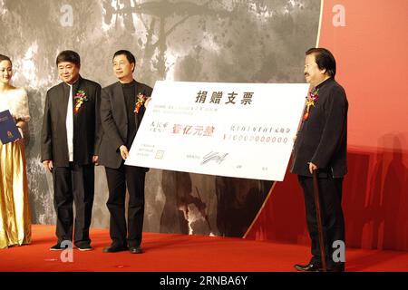 (160226) -- BEIJING, Feb. 26, 2016 -- Chinese artist Cui Ruzhuo (1st R) and the representative of the Palace Museum Li Ji (2nd R) present the donation check of 100 million yuan during a ceremony in Beijing, China, Feb. 26, 2016. Cui Ruzhuo made a donation of 100 million yuan, or some 12 million US dollars, to the Palace Museum Thursday, setting the new record of the biggest cash donation to the museum by a single donor. Located in the heart of Beijing, the Palace Museum, or the Forbidden City, was home to emperors of the Ming and Qing dynasties. (cxy) CHINA-BEIJING-PALACE MUSEUM-DONATION-RECOR Stock Photo