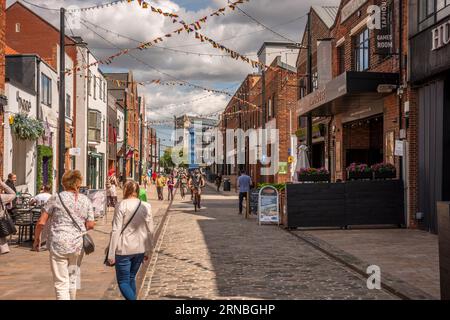 Shoppers and sightseers on trendy Humber Street in the City of Hull, Yorkshire, UK Stock Photo