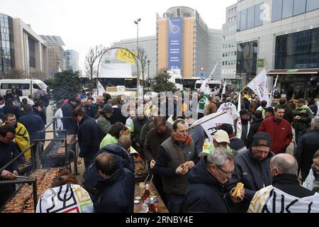 (160314) -- BRUSSELS, March 14, 2016 -- Belgian farmers barbecue during a protest against low selling prices outside the EU headquarters in Brussels, Belgium, March 14, 2016. ) BELGIUM-BRUSSELS-EU-FARMERS-PROTEST YexPingfan PUBLICATIONxNOTxINxCHN   160314 Brussels March 14 2016 Belgian Farmers Barbecue during a Protest against Low Selling Prices outside The EU Headquarters in Brussels Belgium March 14 2016 Belgium Brussels EU Farmers Protest YexPingfan PUBLICATIONxNOTxINxCHN Stock Photo
