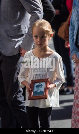 (160425) -- SYDNEY, April 25, 2016 -- A little girl holds a portrait who sacrificed in the war during the ANZAC Day Parade in Sydney, Australia, April 25, 2016. ANZAC Day is a national day of remembrance in Australia and New Zealand originally to honor the members of the Australian and New Zealand Army Corps (ANZAC) who fought at Gallipoli during World War I but now more to commemorate all those who served and died in military operations for their countries. ) AUSTRALIA-SYDNEY-ANZAC DAY-PARADE ZhuxHongye PUBLICATIONxNOTxINxCHN   160425 Sydney April 25 2016 a Little Girl holds a Portrait Who sa Stock Photo