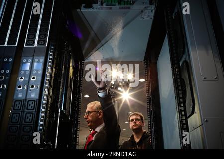Hannover Messe (160427) -- HANOVER, April 27, 2016 -- A staff member introduces a data center product at Rittal s stand at the 2016 Hanover Industrial Trade Fair in Hanover, Germany, on April 27, 2016. The 2016 Hanover Fair featured more than 100 application scenarios for Industry 4.0 technology including smart robots and production machines, according to a press release by Hanover Fair. ) GERMANY-HANOVER-INDUSTRIAL TRADE FAIR ZhangxFan PUBLICATIONxNOTxINxCHN   Hanover trade Fair 160427 Hanover April 27 2016 a Staff member introduces a Data Center Product AT Rittal S stand AT The 2016 Hanover Stock Photo