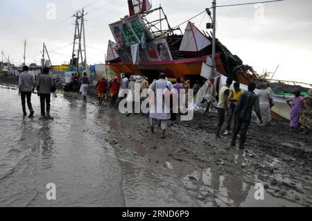 (160506) -- UJJAIN, May 6, 2016 -- Photo taken on May 5, 2016 shows a damaged pandal at the accident spot after the heavy storm during the month-long Kumbh Mela in Ujjain, Madhya Pradesh, India. At least six pilgrims were killed and 40 others injured after being hit by a thunderstorm Thursday in central Indian state of Madhya Pradesh, officials said. ) INDIA-UJJAIN-KUMBH MELA-TENT COLLAPSE ACCIDENT Stringer PUBLICATIONxNOTxINxCHN   160506 Ujjain May 6 2016 Photo Taken ON May 5 2016 Shows a damaged pandal AT The accident Spot After The Heavy Storm during The Month Long Kumbh Mela in Ujjain Madh Stock Photo