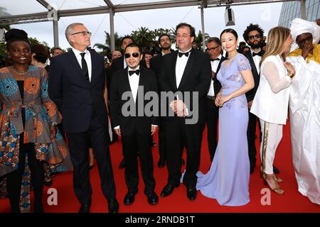 (160514) -- CANNES, May 13, 2016 -- Chinese director Jia Zhangke (3rd L) and his wife, actress Zhao Tao (5th L) pose on the red carpet as they arrive for the screening of the film Ma loute (Slack Bay) at the 69th Cannes Film Festival in Cannes, France, May 13, 2016. ) FRANCE-CANNES FILM FESTIVAL-MA LOUTE JinxYu PUBLICATIONxNOTxINxCHN   160514 Cannes May 13 2016 Chinese Director Jia Zhangke 3rd l and His wife actress Zhao Tao 5th l Pose ON The Red Carpet As They Arrive for The Screening of The Film MA Loute Slack Bay AT The 69th Cannes Film Festival in Cannes France May 13 2016 France Cannes Fi Stock Photo