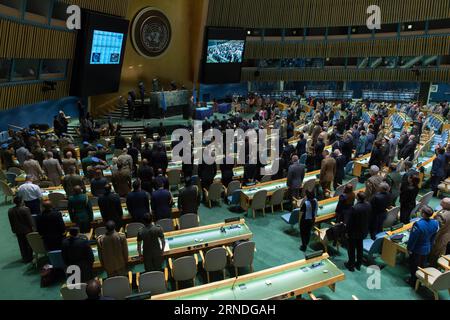 (160519) -- UNITED NATIONS, May 19, 2016 -- Military and police personnel observe a minute of silence during an awarding ceremony on the occasion of the International Day of United Nations Peacekeepers, at the United Nations headquarters in New York, United States, May 19, 2016. The United Nations on Thursday honored fallen UN peacekeepers who lost their lives while serving under the UN flag. ) UN-INTERNATIONAL DAY OF UN PEACEKEEPERS-COMMEMORATION LixMuzi PUBLICATIONxNOTxINxCHN   160519 United Nations May 19 2016 Military and Police Personnel Observe a Minutes of Silence during to awarding Cer Stock Photo