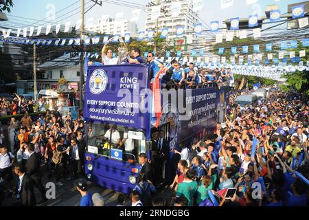(160519) -- BANGKOK, May 19, 2016 -- Leicester City players and owners parade in an open-bus with the Premier League trophy in Bangkok, Thailand, May 19, 2016. Newly crowned English Premier League champions Leicester City arrived in Bangkok for a two-day visit to celebrate their victory and present their trophy to the Thai people. ) (SP)THAILAND-BANGKOK-SOCCER-LEICESTER CITY-BUS PARADE RachenxSageamsak PUBLICATIONxNOTxINxCHN   160519 Bangkok May 19 2016 Leicester City Players and Owners Parade in to Open Bus With The Premier League Trophy in Bangkok Thai country May 19 2016 newly Crowned Engli Stock Photo