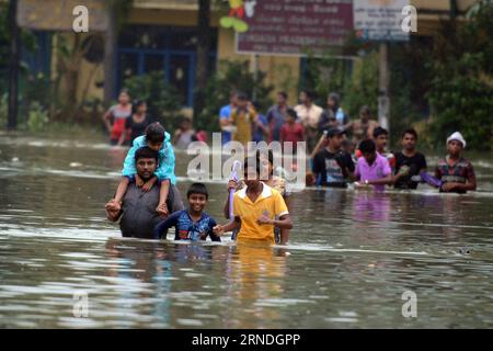 Bilder des Tages Überschwemmungen in Sri Lanka (160520) -- COLOMBO, May 19, 2016 -- People make their way through floodwaters in Kelaniya District, Sri Lanka, on May 19, 2016. The death toll from Sri Lanka s flash floods and landslides rose to 63 on Friday as water levels in many districts continued to rise owing to heavy rains, the Disaster Management Center said. ) SRI LANKA-KELANIYA DISTRICT-FLOODS AND LANDSLIDES GayanxSameera PUBLICATIONxNOTxINxCHN   Images the Day Flooding in Sri Lanka 160520 Colombo May 19 2016 Celebrities Make their Way Through flood waters in Kelaniya District Sri Lank Stock Photo