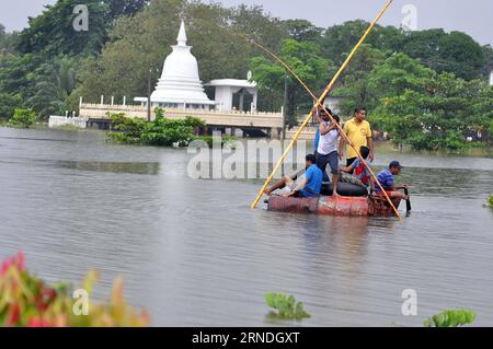 Bilder des Tages Überschwemmungen in Sri Lanka (160520) -- COLOMBO, May 19, 2016 -- People make their way through floodwaters in Kelaniya District, Sri Lanka, on May 19, 2016. The death toll from Sri Lanka s flash floods and landslides rose to 63 on Friday as water levels in many districts continued to rise owing to heavy rains, the Disaster Management Center said. ) SRI LANKA-KELANIYA DISTRICT-FLOODS AND LANDSLIDES A.xRajhitha PUBLICATIONxNOTxINxCHN   Images the Day Flooding in Sri Lanka 160520 Colombo May 19 2016 Celebrities Make their Way Through flood waters in Kelaniya District Sri Lanka Stock Photo