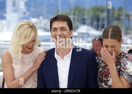 69. Festival de Cannes: The Last Face Photocall (160520) -- CANNES, May 20, 2016 -- Cast members Charlize Theron (L), Adele Exarchopoulos (R) and Javier Bardem pose during a photocall for the film The Last Face in competition at the 69th Cannes Film Festival in Cannes, France, on May 20, 2016. ) FRANCE-CANNES-FILM FESTIVAL-THE LAST FACE-PHOTO CALL JinxYu PUBLICATIONxNOTxINxCHN Stock Photo