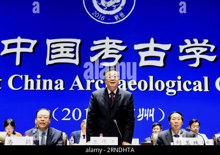 (160521) -- ZHENGZHOU, May 21, 2016 -- Wang Weiguang (C), president of the Chinese Academy of Social Sciences, addresses the First China Archaeological Congress in Zhengzhou, capital of central China s Henan Province, May 21, 2016. The First China Archaeological Congress kicked off here on Saturday, with the participation of about 400 experts from over 10 countries and regions including Britain, Egypt, Germany, India and the United States. ) (zkr) CHINA-ZHENGZHOU-ARCHAEOLOGICAL CONGRESS(CN) LixAn PUBLICATIONxNOTxINxCHN   160521 Zhengzhou May 21 2016 Wang Weiguang C President of The Chinese Aca Stock Photo